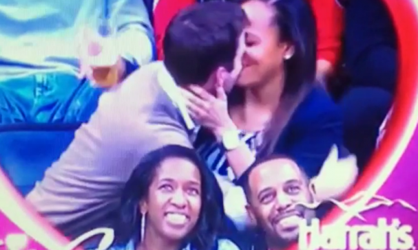 Bier en 'kiss cam' geeft hilarisch tafereel